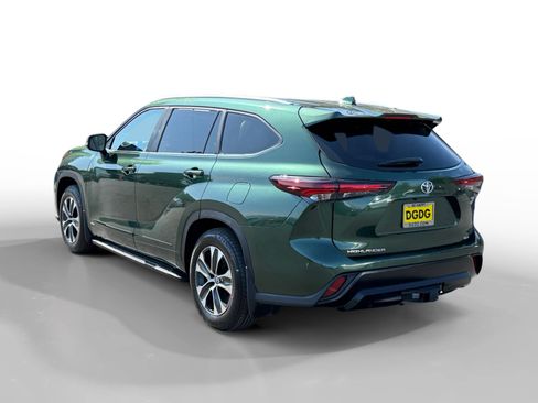 Used 2025 Toyota Highlander XLE AWD/4WD image 3