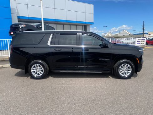 Used 2025 Chevrolet Suburban LT w/ Comfort Package AWD/4WD image 6