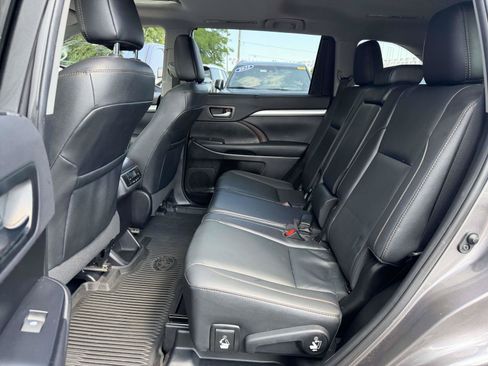 Used 2019 Toyota Highlander XLE AWD/4WD image 14