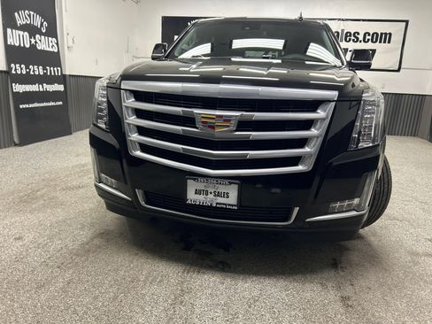 Used 2017 Cadillac Escalade Luxury AWD/4WD image 2