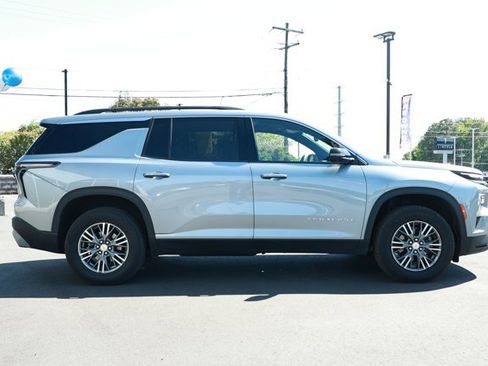 Used 2024 Chevrolet Traverse LT FWD image 4