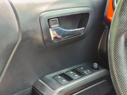 Used 2020 Toyota Tacoma TRD Off-Road AWD/4WD image 28