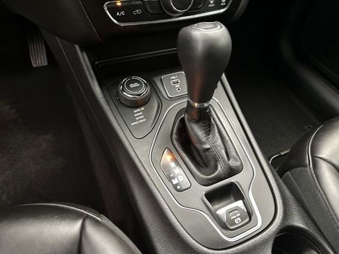 Used 2020 Jeep Cherokee Latitude Plus w/ Cold Weather Group AWD/4WD image 24