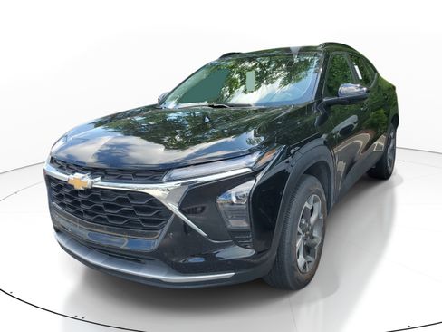 Used 2025 Chevrolet Trax LT FWD image 3