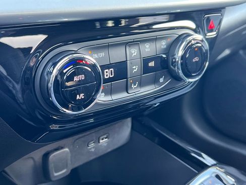 Used 2025 Chevrolet Trax LT w/ LT Convenience Package image 24