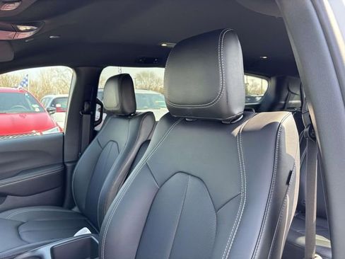 New 2026 Chrysler Pacifica Select FWD image 16
