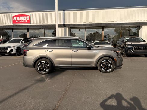 Used 2025 Kia Sorento EX AWD/4WD image 2