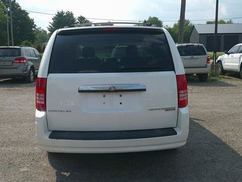 Used 2010 Chrysler Town & Country Touring FWD image 4