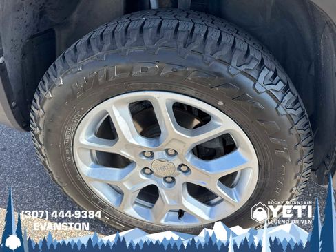 Used 2016 Jeep Renegade Latitude w/ Popular Equipment Group AWD/4WD image 10