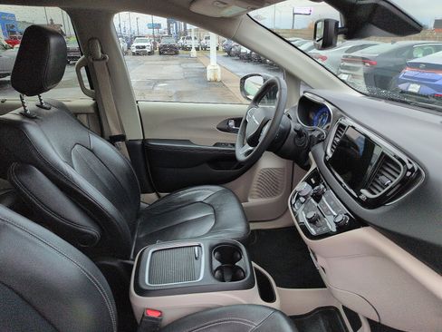 Used 2022 Chrysler Pacifica Touring-L image 7