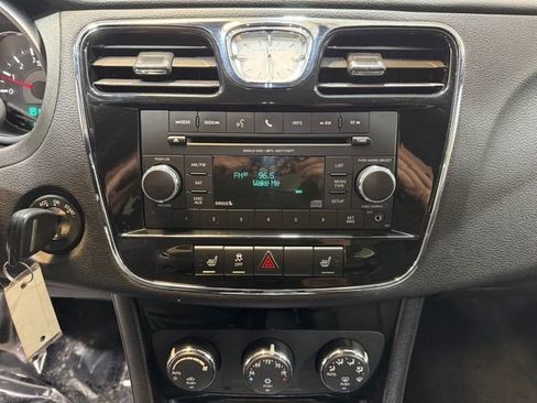 Used 2014 Chrysler 200 Limited image 9