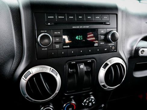 Used 2018 Jeep Wrangler Rubicon w/ Power Convenience Group image 32