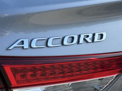 Used 2019 Honda Accord Touring image 11