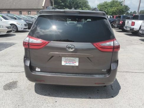 Used 2018 Toyota Sienna XLE FWD image 4