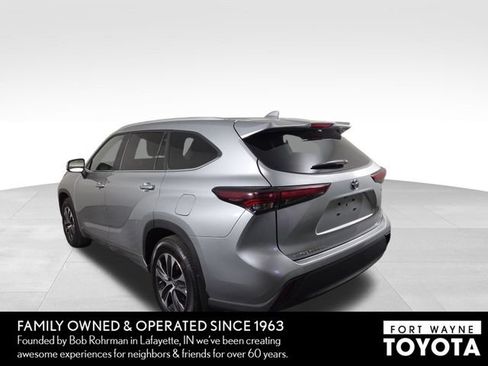 Used 2024 Toyota Highlander XLE AWD/4WD image 9