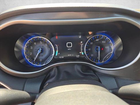 Used 2025 Chrysler Pacifica Select FWD image 11