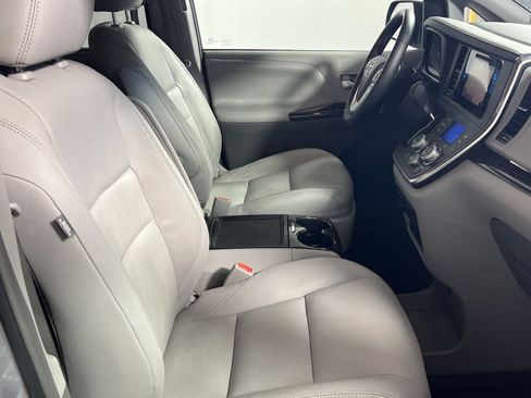 Used 2017 Toyota Sienna XLE w/ XLE Navigation Package FWD image 29