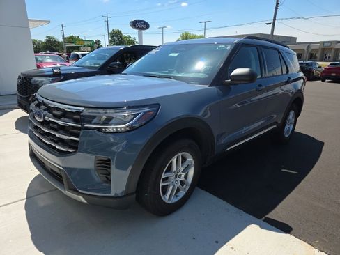 Used 2025 Ford Explorer Active AWD/4WD image 2