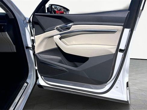 Used 2022 Audi e-tron Premium Plus w/ Premium Plus Package image 17