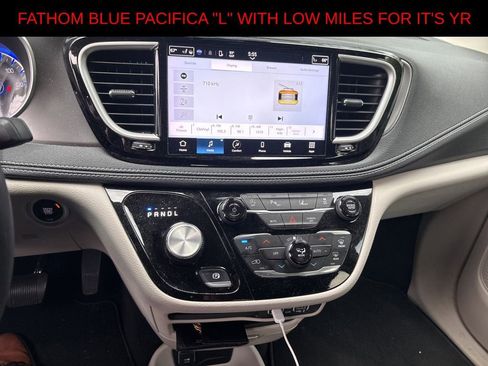 Used 2023 Chrysler Pacifica Touring-L FWD image 12