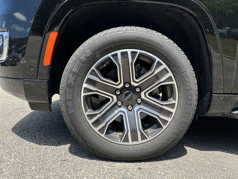 Used 2025 Jeep Wagoneer 4WD image 7