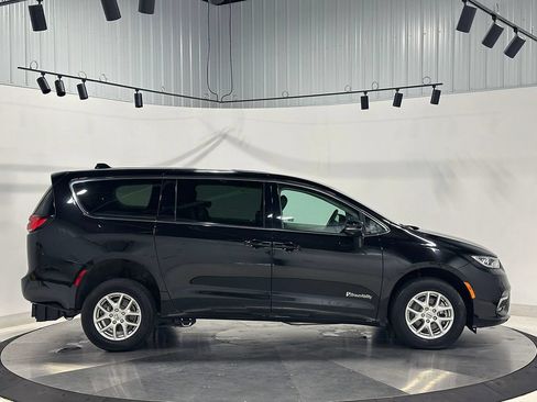 Used 2024 Chrysler Pacifica Touring-L FWD image 5