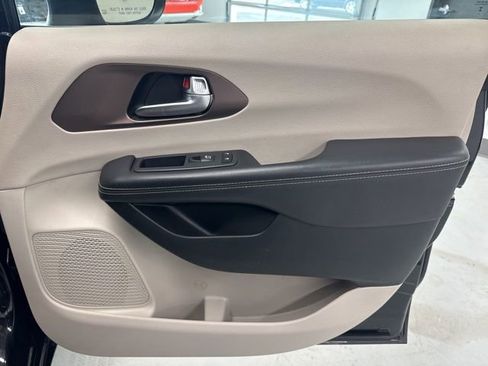 Used 2023 Chrysler Voyager LX image 26