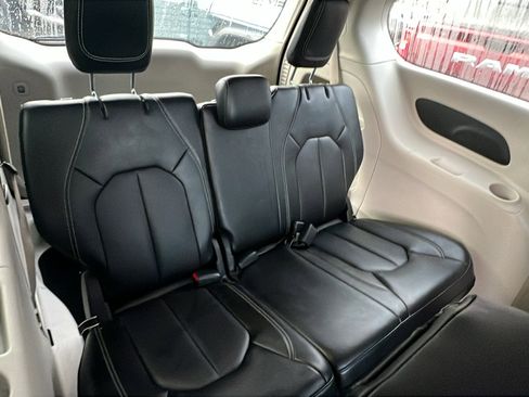 Used 2024 Chrysler Pacifica Touring-L image 22