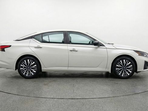 Used 2025 Nissan Altima 2.5 SV image 11