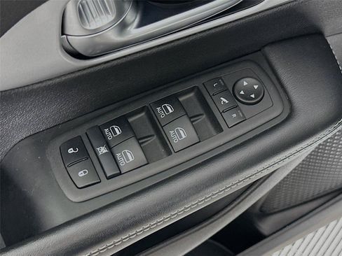 Used 2025 Chrysler Pacifica Limited FWD image 22