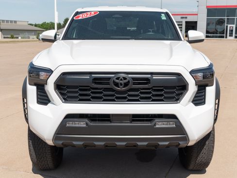 Used 2025 Toyota Tacoma TRD Off-Road AWD/4WD image 4