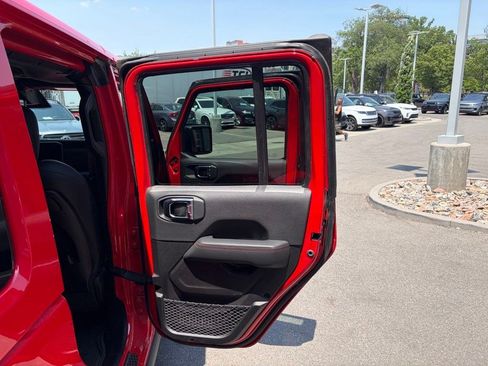Used 2025 Jeep Wrangler Unlimited Rubicon AWD/4WD image 13