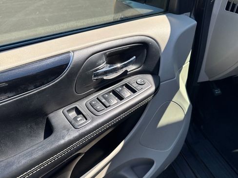 Used 2019 Dodge Grand Caravan SXT image 11