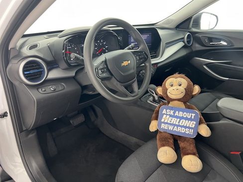 Used 2025 Chevrolet Trax LS image 9