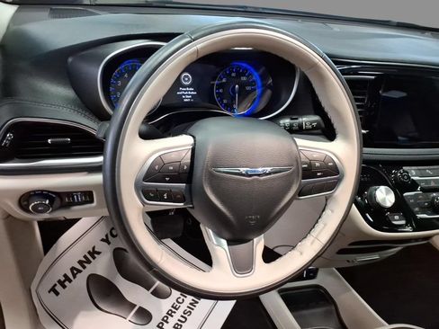 Used 2020 Chrysler Pacifica Limited FWD image 22