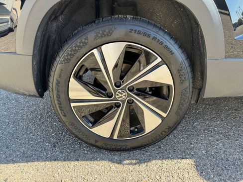 Used 2025 Volkswagen Taos SE image 30