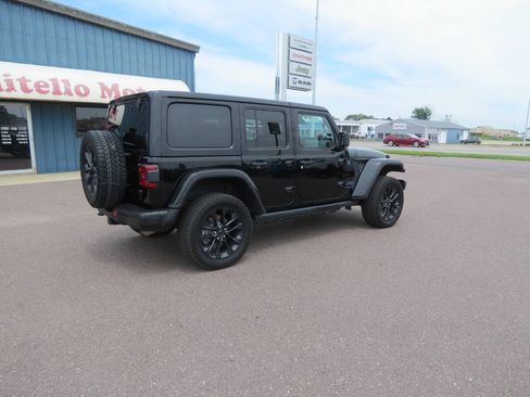 Used 2025 Jeep Wrangler Unlimited Sahara AWD/4WD image 6
