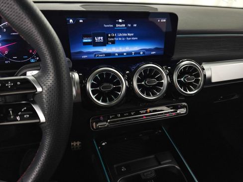 Used 2024 Mercedes-Benz GLB 250 4MATIC image 25