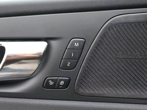 Used 2019 Volvo XC60 T5 Momentum w/ Multimedia Package image 15