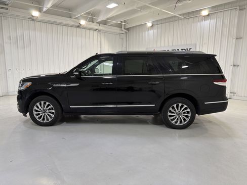 Used 2024 Lincoln Navigator L 4WD image 2