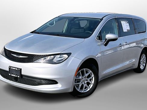 Used 2022 Chrysler Voyager LX image 12