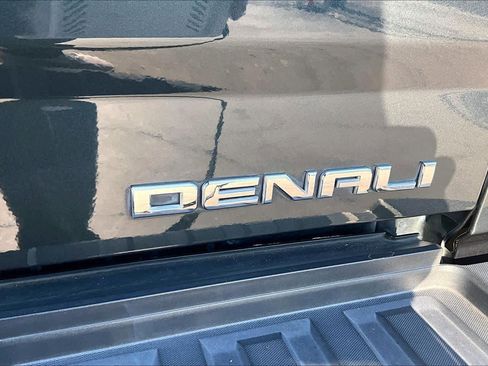 Used 2017 GMC Sierra 2500 Denali w/ Duramax Plus Package AWD/4WD image 10