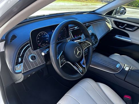 Used 2025 Mercedes-Benz E 350 4MATIC Sedan image 19