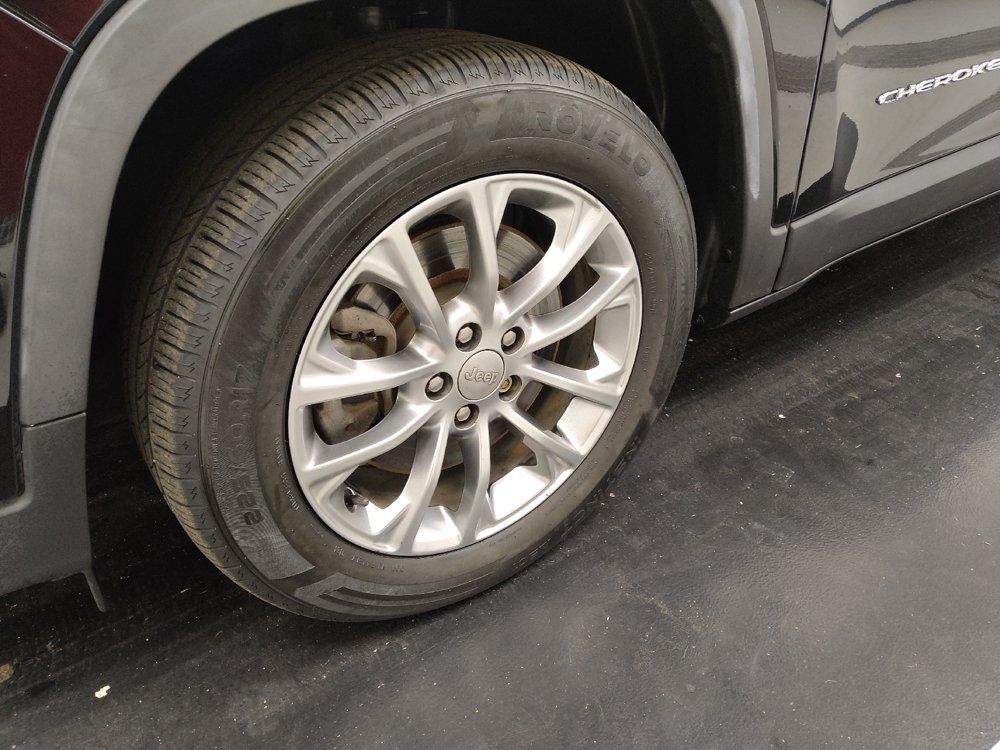 Used 2019 Jeep Cherokee Latitude Plus w/ Comfort/Convenience Group FWD image 31