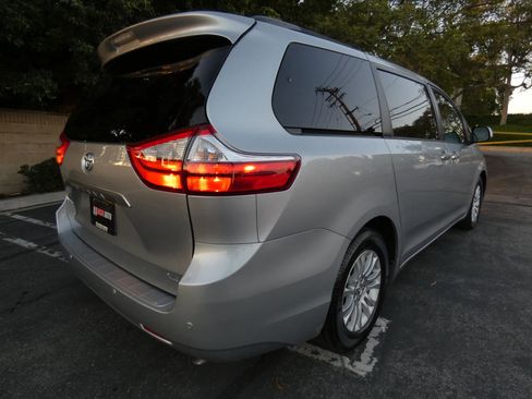 Used 2015 Toyota Sienna XLE image 9