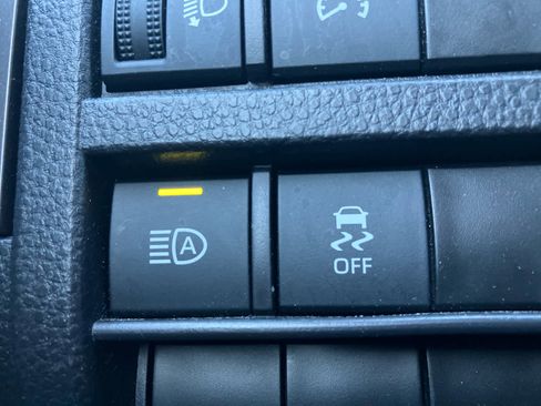 Used 2024 Toyota Tacoma TRD Off-Road image 14