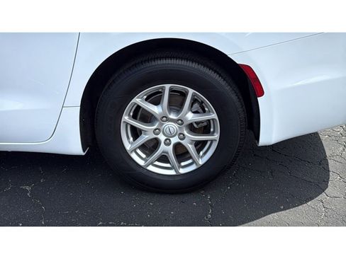 Used 2025 Chrysler Pacifica Select FWD image 12