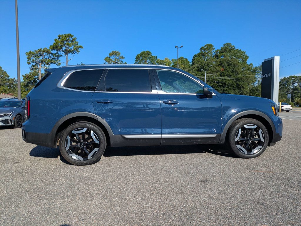 Used 2023 Kia Telluride EX w/ EX Captain's Chair Package AWD/4WD image 3