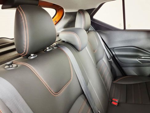 Used 2019 Nissan Kicks SR w/ SR Premium Package FWD image 12