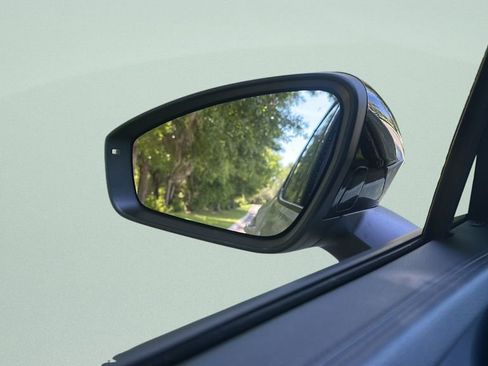 Used 2025 Volkswagen Tiguan SE R-Line image 33